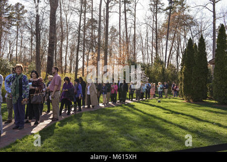 Charlotte, NC, Stati Uniti d'America. 27 feb 2018. Linea di visitatori intorno alla bellissima Billy Graham campus della libreria per pagare i loro aspetti al Reverendo che morì il 21 Feb 2018. Il rev. Graham i funerali si verificherà il venerdì seguita da un recinto di servizio. Sarà sepolto accanto alla sua moglie Ruth nel giardino di preghiera a Billy Graham biblioteca di Charlotte. Credito: Castello immagini di luce / Alamy Live News. Foto Stock