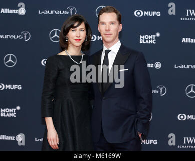 Il Principato di Monaco. Il 27 febbraio, 2018. Attore britannico Benedetto Cumberbatch (R) e sua moglie Sophie Hunter arrivano al 2018 Laureus World Sports Awards a Monaco il 27 febbraio 2018. Credito: Voi Pingfan/Xinhua/Alamy Live News Foto Stock