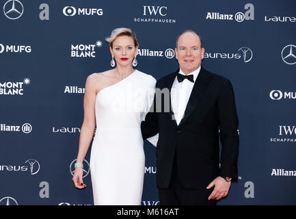 Il Principato di Monaco. Il 27 febbraio, 2018. Il Principe Alberto II di Monaco (R) e sua moglie la principessa Charlene arrivano al 2018 Laureus World Sports Awards a Monaco il 27 febbraio 2018. Credito: Voi Pingfan/Xinhua/Alamy Live News Foto Stock