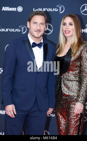 Il Principato di Monaco. Il 27 febbraio, 2018. Italiano ex giocatore di calcio Francesco Totti (L) e sua moglie Ilary Blasi arrivano al 2018 Laureus World Sports Awards a Monaco il 27 febbraio 2018. Credito: Voi Pingfan/Xinhua/Alamy Live News Foto Stock
