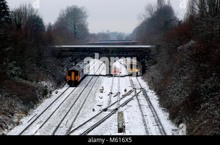 I treni passano sopra coperta di neve le vie vicino a caccia di Cross Station, Merseyside, a seguito di una notte pesante nevicata che ha provocato interruzioni in tutta la Gran Bretagna. Foto Stock