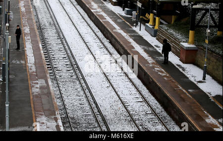 Coperta di neve piste a caccia di Cross Station, Merseyside, a seguito di una notte pesante nevicata che ha provocato interruzioni in tutta la Gran Bretagna. Foto Stock