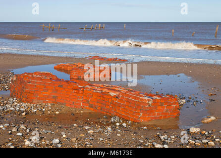 I resti della bassa luce faro sulla spiaggia di Happisburgh in Norfolk England Regno Unito Foto Stock