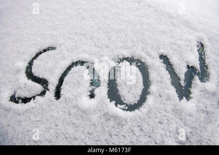 La parola "oggi", scritto su di un parabrezza di automobile coperto di neve. Foto Stock