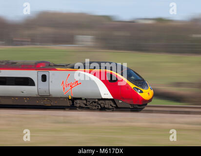 Virgin Trains west coast classe 390 pendolino 390141 Panoramica del treno come velocità a nord lungo la linea principale della costa occidentale in Cumbria Foto Stock