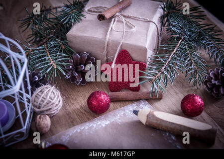 Regalo di natale,bastoncini di cannella e decorazione di Natale Foto Stock