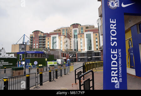 La segnaletica di benvenuto a Stadio Stamford Bridge nel West London, casa del Club di Calcio di Chelsea nella Premier League inglese Foto Stock