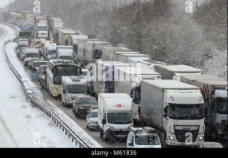 Traffico stazionario sulla M20 vicino a Ashford, Kent, a seguito di una notte pesante nevicata che ha provocato interruzioni in tutta la Gran Bretagna. Foto Stock