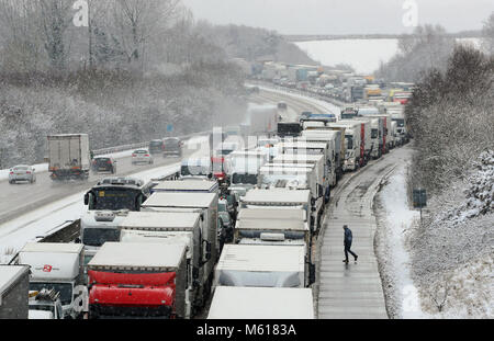 Traffico stazionario sulla M20 vicino a Ashford, Kent, a seguito di una notte pesante nevicata che ha provocato interruzioni in tutta la Gran Bretagna. Foto Stock