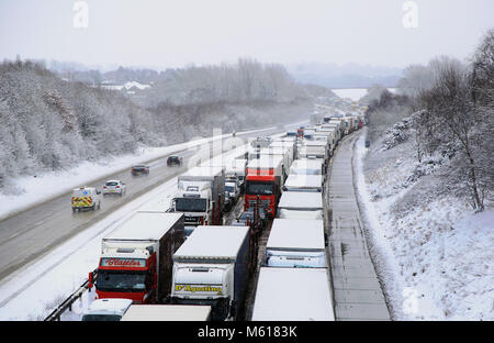 Traffico stazionario sulla M20 vicino a Ashford, Kent, a seguito di una notte pesante nevicata che ha provocato interruzioni in tutta la Gran Bretagna. Foto Stock