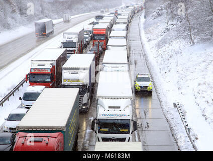 Traffico stazionario sulla M20 vicino a Ashford, Kent, a seguito di una notte pesante nevicata che ha provocato interruzioni in tutta la Gran Bretagna. Foto Stock