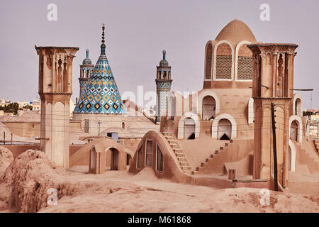 Kashan, Iran - 26 Aprile 2017: il tetto di Boroujerdi historial house e torri di ventilazione. Foto Stock