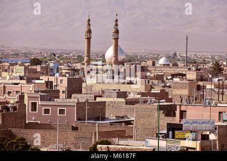 Kashan, Iran - 26 Aprile 2017: paesaggio cittadino di una zona residenziale della città con una moschea e minareti. Foto Stock