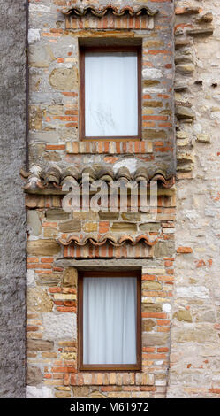 Close-up sulla facciata di un edificio storico con un rosso un muro di mattoni Foto Stock