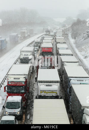 Traffico stazionario sulla M20 vicino a Ashford, Kent, a seguito di una notte pesante nevicata che ha provocato interruzioni in tutta la Gran Bretagna. Foto Stock