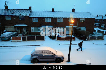 Auto coperto di neve in Liverpool, a seguito di una notte pesante nevicata che ha provocato interruzioni in tutta la Gran Bretagna. Foto Stock