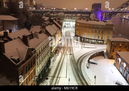 Newcastle Quayside seguenti durante la notte pesante nevicata che ha provocato interruzioni in tutta la Gran Bretagna. Foto Stock