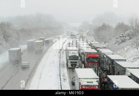 Traffico stazionario sulla M20 vicino a Ashford, Kent, a seguito di una notte pesante nevicata che ha provocato interruzioni in tutta la Gran Bretagna. Foto Stock