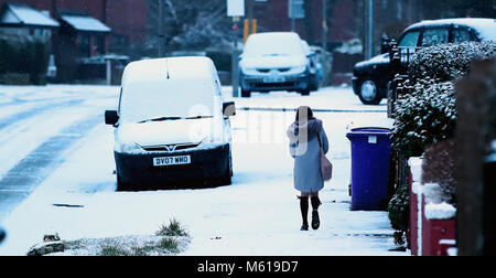 Auto coperto di neve in Liverpool, a seguito di una notte pesante nevicata che ha provocato interruzioni in tutta la Gran Bretagna. Foto Stock