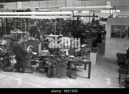 Anni sessanta, storico sul pavimento di una fabbrica di ingegneria, lavoratori durante la lavorazione dei metalli Torni rendendo le parti di metallo per l'industria, Inghilterra, Regno Unito. Foto Stock