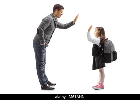 Lunghezza piena ripresa di profilo di un padre di alta fiving sua figlia isolati su sfondo bianco Foto Stock