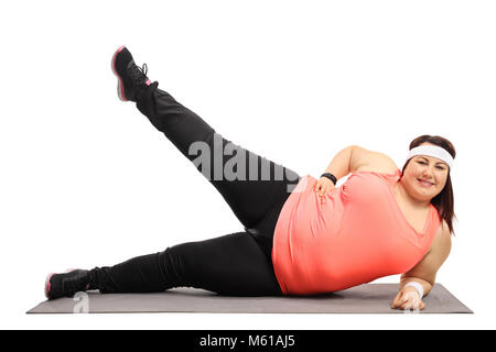 Donna sovrappeso a lavorare su un esercizio mat isolati su sfondo bianco Foto Stock