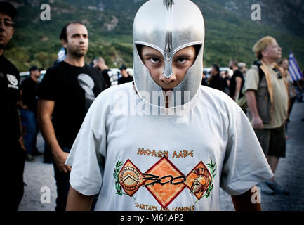 Grecia : Golden Dawn - 25/08/2012 - Grecia / delle Termopili - Bambino indossa il greco antico casco e t-shirt con il 300 guerrieri di Sparta e Leonida durante il rally delle Termopili il 25 agosto 2012. Un ritorno al -valori reali-, Grecia antica gloria sono alcune delle rivendicazioni del partito Ultra-Nationalist di Golden Dawn. - Stefania Mizara / Le Pictorium Foto Stock