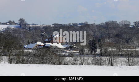 Una vista su Goudhurst nel Kent seguenti durante la notte pesante nevicata che ha provocato interruzioni in tutta la Gran Bretagna. Foto Stock