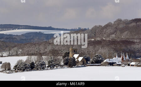 Una vista su Goudhurst nel Kent seguenti durante la notte pesante nevicata che ha provocato interruzioni in tutta la Gran Bretagna. Foto Stock