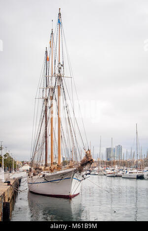 Vecchia barca a vela yacht nel porto di Barcellona Foto Stock