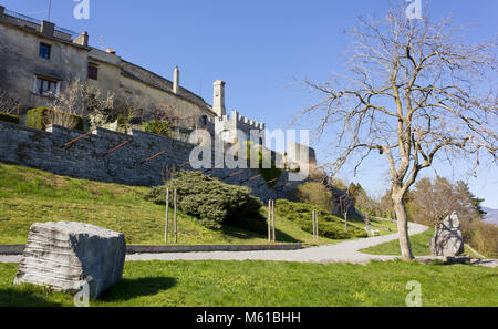 Giardino nel villaggio di Stanjel, Slovenia, in primavera Foto Stock