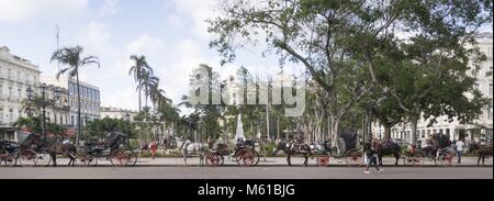 In una fila, carrelli attendere i clienti al Parque Central (Central Parc) a l'Avana. A Cuba, i carrelli non sono utilizzati solo per visite guidate della città, ma spesso anche come taxi. (16 novembre 2017) | utilizzo in tutto il mondo Foto Stock