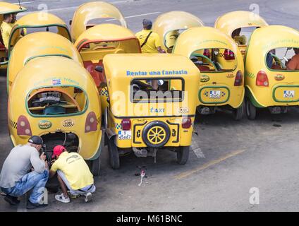 Giallo coco taxi sono un alternativa a basso costo per i tradizionali taxi a La Havana. (16 novembre 2017) | utilizzo in tutto il mondo Foto Stock