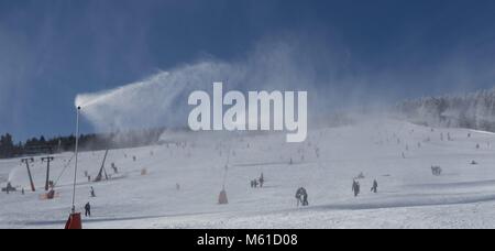 Neve artificiale rende sciare sul Fichtelberg (1215 metri) nei Monti Metalliferi possibile questo inverno. (06 febbraio 2018) | utilizzo in tutto il mondo Foto Stock
