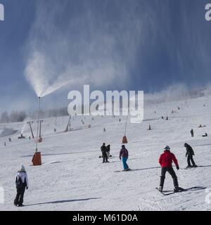 Neve artificiale rende sciare sul Fichtelberg (1215 metri) nei Monti Metalliferi possibile questo inverno. (06 febbraio 2018) | utilizzo in tutto il mondo Foto Stock