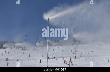 Neve artificiale rende sciare sul Fichtelberg (1215 metri) nei Monti Metalliferi possibile questo inverno. (06 febbraio 2018) | utilizzo in tutto il mondo Foto Stock