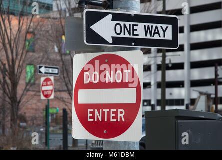 La segnaletica stradale in 'one-way street' e 'passaggio proibito' raffigurata sul 14.01.2018 a Detroit, Michigan (USA). | Utilizzo di tutto il mondo Foto Stock