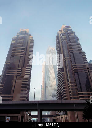 Il Grosvenor House e Cayan edifici Tower a Dubai, Emirati Arabi Uniti, Medio Oriente. Foto Stock