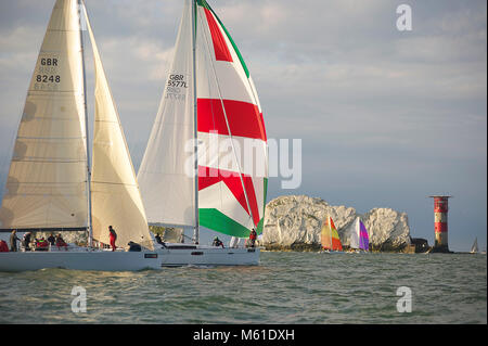 Lo yacht Corby 45 Incisor e lo yacht Oceanis 58 Bon Venti attorno agli aghi durante la Round the Island Race 2013. Foto Stock