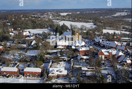 Vista la chiesa di Santa Maria in Goudhurst, Kent, come la nevicata colpisce le strade di tutto il Regno Unito dopo parecchi centimetri cadde in alcune parti durante la notte. Foto Stock