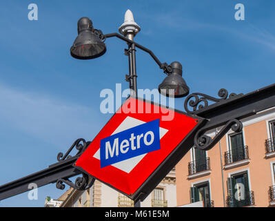 Segno della metropolitana di Madrid - metropolitana ingresso Foto Stock