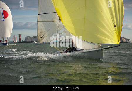 Il laser SB3 Yalta pulisce gli aghi durante la Round the Island Race 2013. Foto Stock