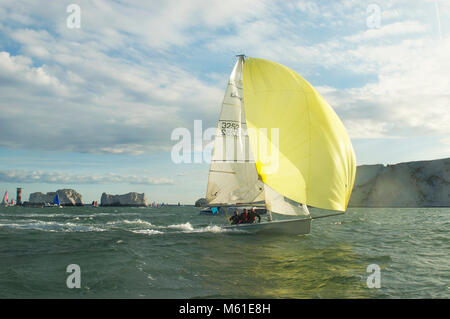 Il laser SB3 Yalta pulisce gli aghi durante la Round the Island Race 2013. Foto Stock