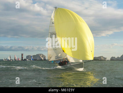 Il laser SB3 Yalta pulisce gli aghi durante la Round the Island Race 2013. Foto Stock