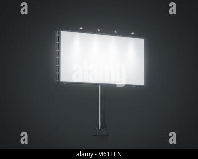 Blank banner bianco mock up sul tabellone della città di notte, rendering 3d. Svuotare bill board mockup isolato. In chiara luce tela su strada segno. Outdoo di grandi dimensioni Foto Stock
