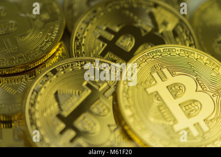 Extreme close up Golden moneta Bitcoin Bitcoin cryptocurrency. Il concetto di business. Foto Stock