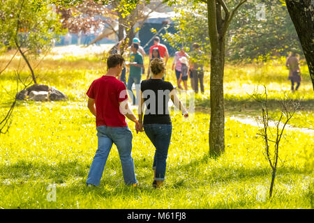 Johannesburg, Sud Africa, 05/10/2014, coppia giovane camminando mano nella mano in inverno la scultura fiera a Nirox Sculpture Park Foto Stock