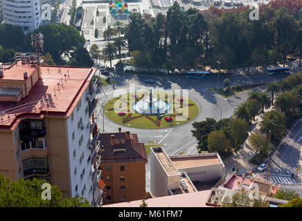Vista di una fontana e la sua aiuola vicino la zona fronte mare a Malaga, Spagna Foto Stock