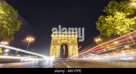 Impressionante Arc de Triomphe e luci auto di notte Foto Stock