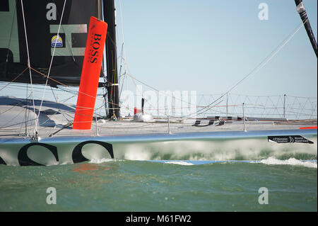 L'Open 60 classe Hugo Boss 4 attraversa il Solent nel 2013. Lo yacht finì terzo nella Vendée Globe Race 2012 con Alex Thomson come skipper. Foto Stock